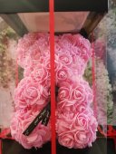 Ursulet din flori trandafiri de sapun roz 25 cm + cutie